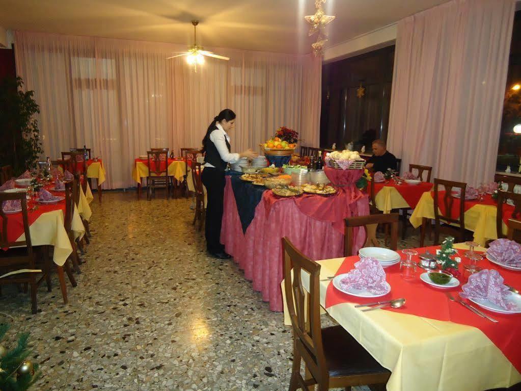 Hotel Amoha Rimini Buitenkant foto