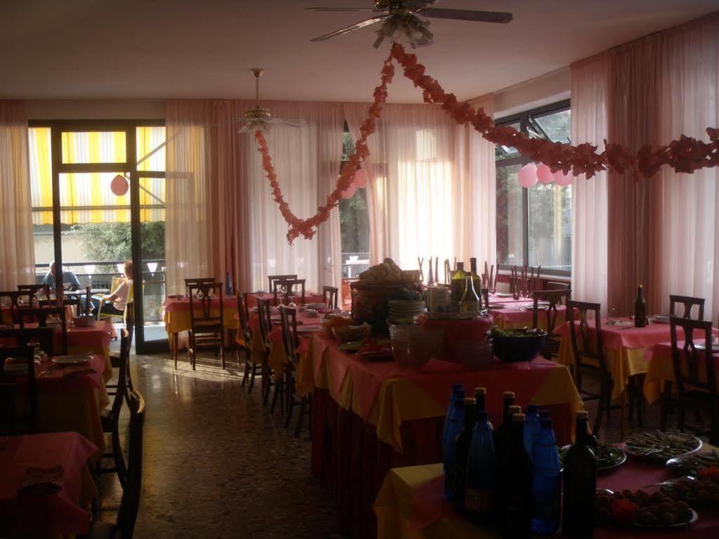 Hotel Amoha Rimini Buitenkant foto